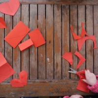 Dírkované srdíčka - jednoduché tvoření pro malé děti na Valentýna